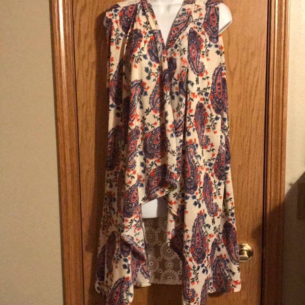 Cato 18W Paisley print vest cardigan.